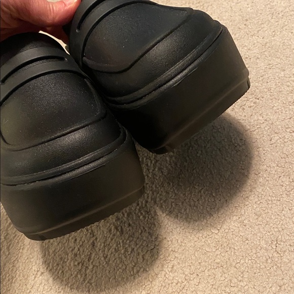 CROCS Black stomp lug sole penny loafer Clogs in size 6. - Picture 7 of 15